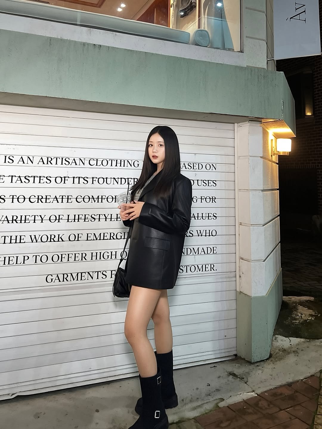 Photo shared by 지오 on October 09, 2025 tagging @khiho_official, @shopheeari, and @helene.et.paris. May be an image of miniskirt, parka and coat.