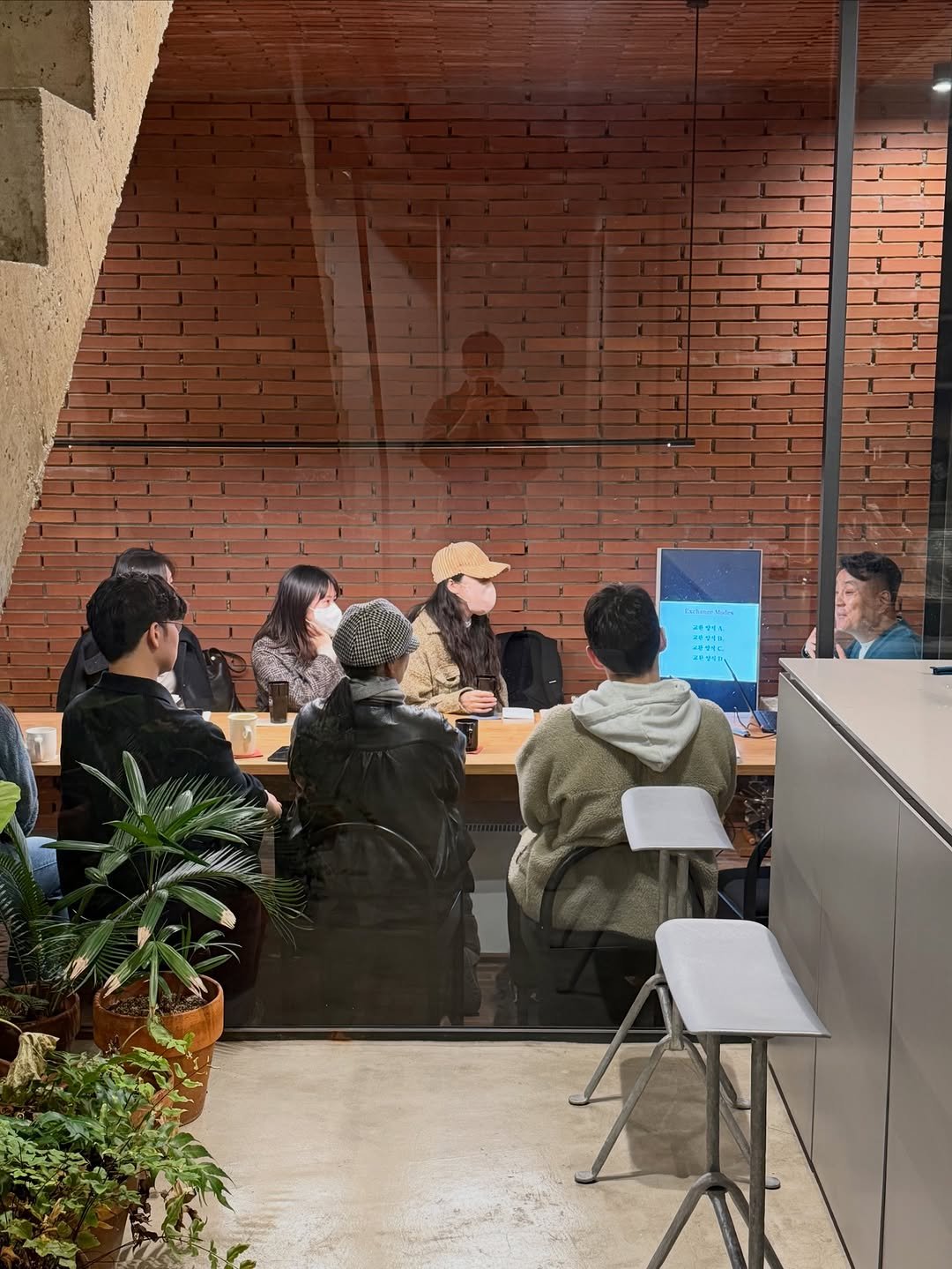 Photo by 인공위성 on March 20, 2026. May be an image of studying, bureau, cornflower, office and text.