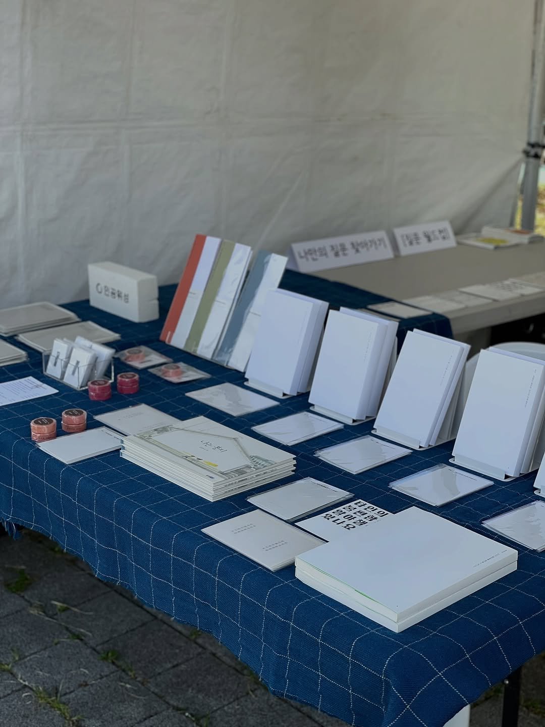 Photo by 인공위성 on September 26, 2025. May be an image of tablecloth, napkin and text.