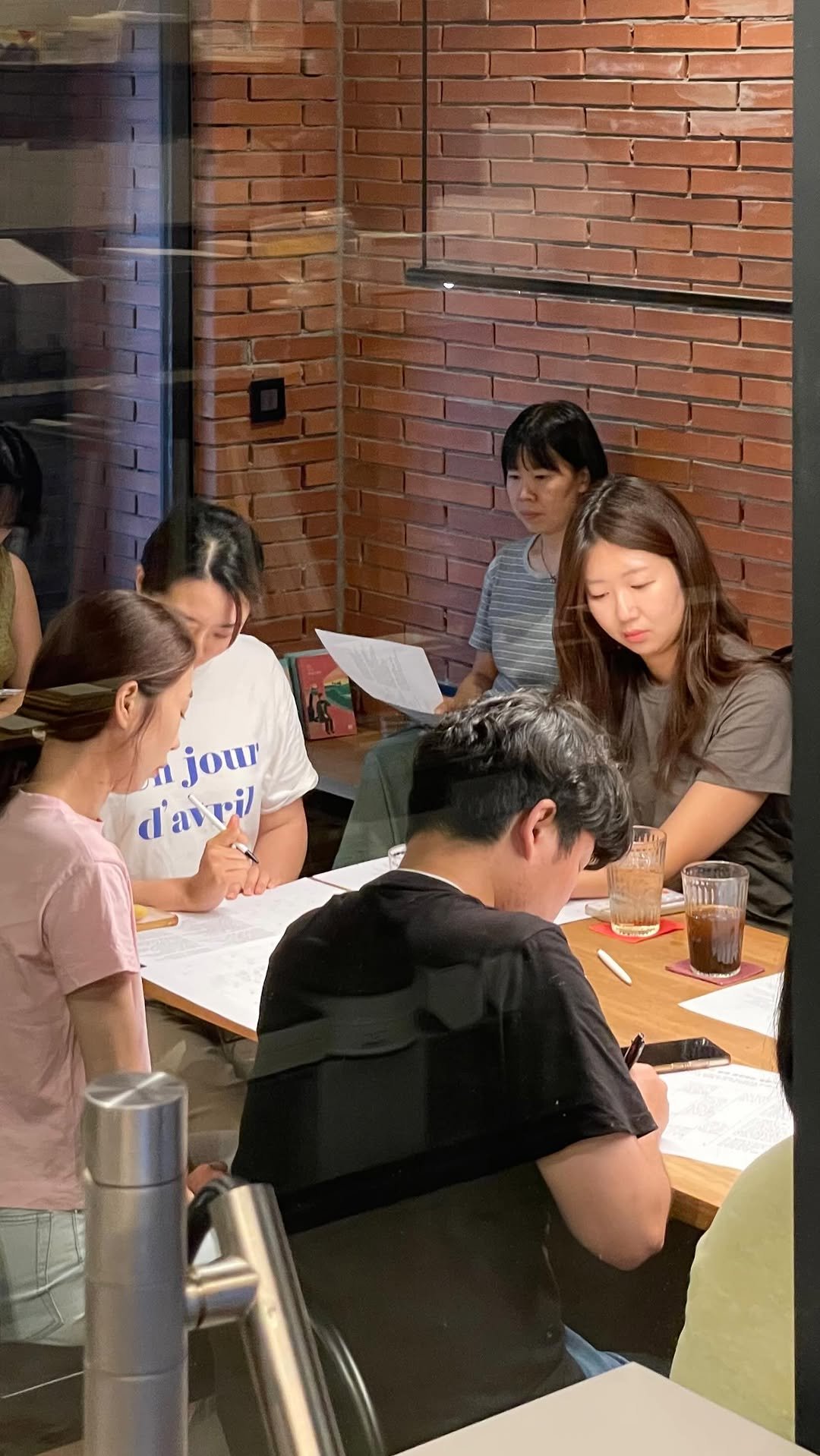 2lookbook 게시물 이미지: 질문서점 인공위성은 2025 서울형책방으로 
8월 질문으로 떠나는 서점 휴가라는...