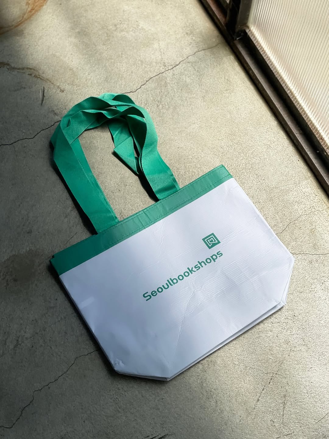 Photo by 인공위성 on August 11, 2025. May be an image of tool bag, grocery bag, plastic bag, cornflower and text that says 'Seoulbookshops M Seoulbookshops Seoulbookshops'.