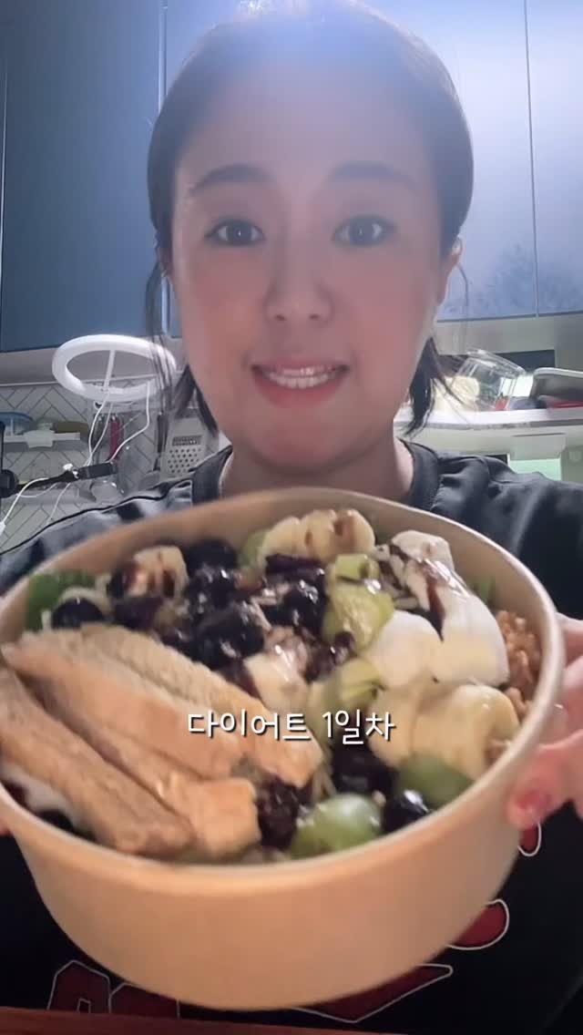 2one_mom 게시물 이미지: 샐러드만 먹던 다이어트, 결국 식욕 폭발💥
참다 참다 치킨에 무너졌던 나…🍗

이젠...