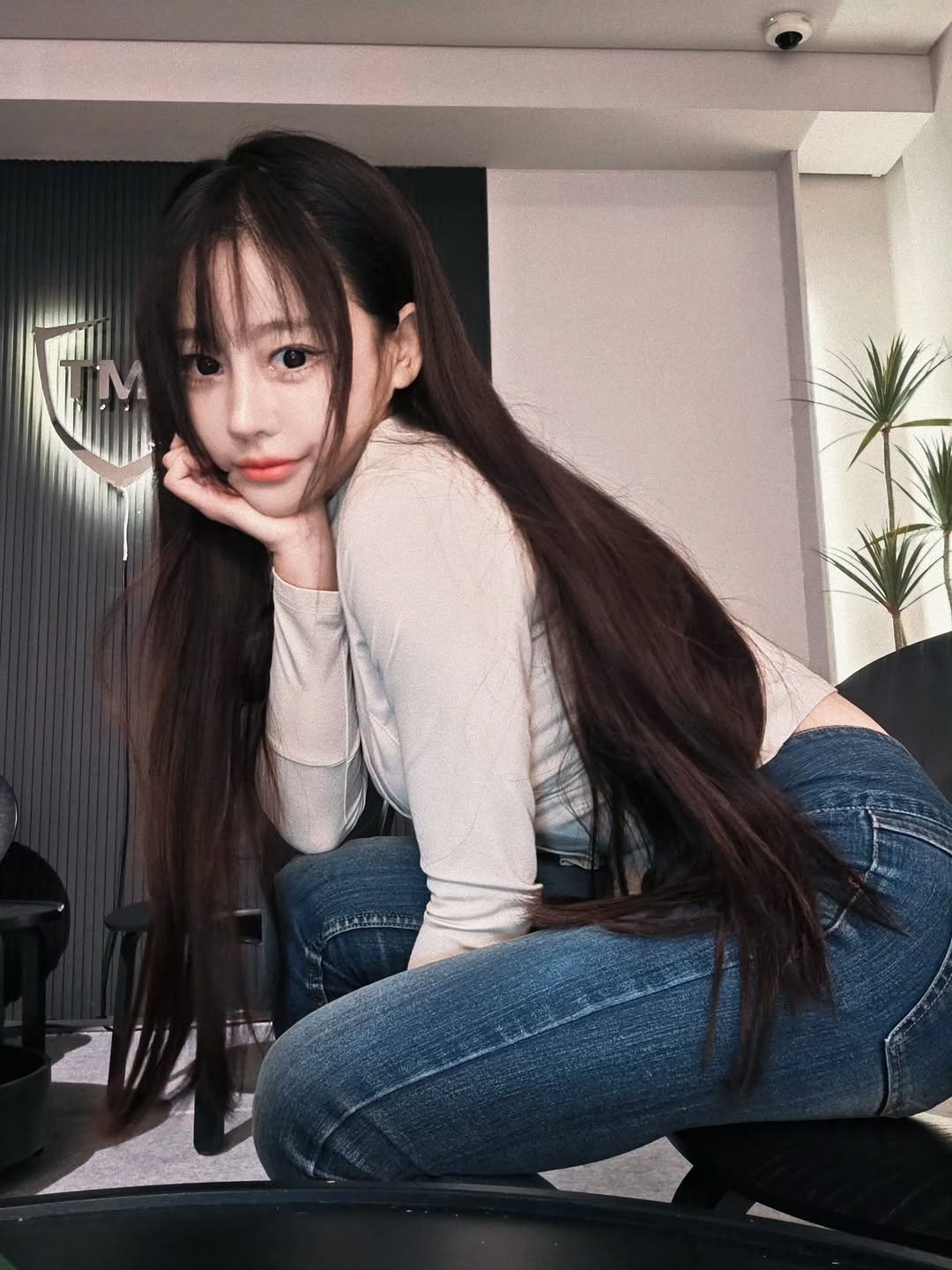 Photo by 이신비 정하얀 on December 15, 2025. May be an image of one or more people, long hair, top and text.