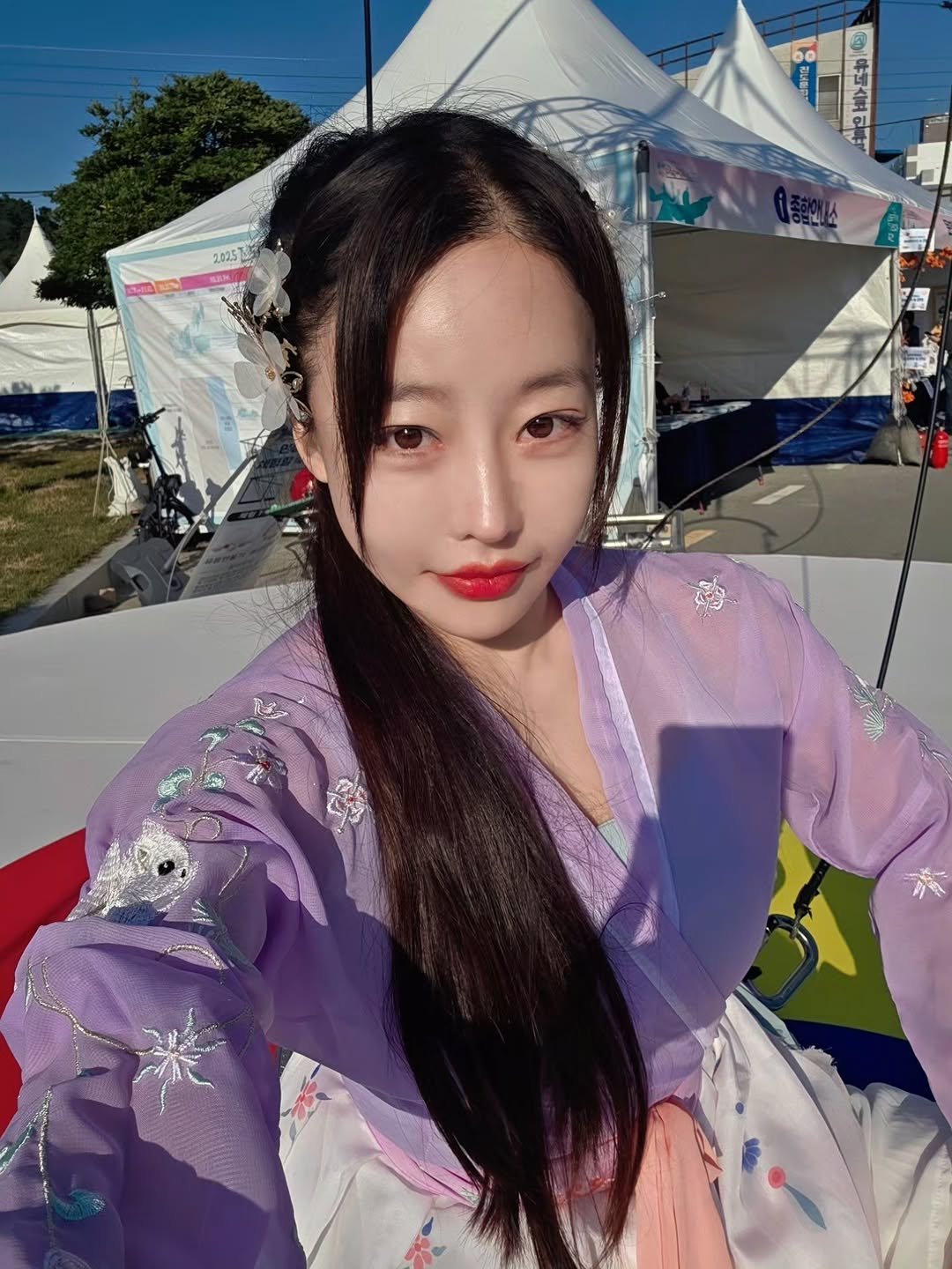 Photo shared by 이신비 정하얀 on October 31, 2025 tagging @jee_youn. May be an image of one or more people, hair and text.