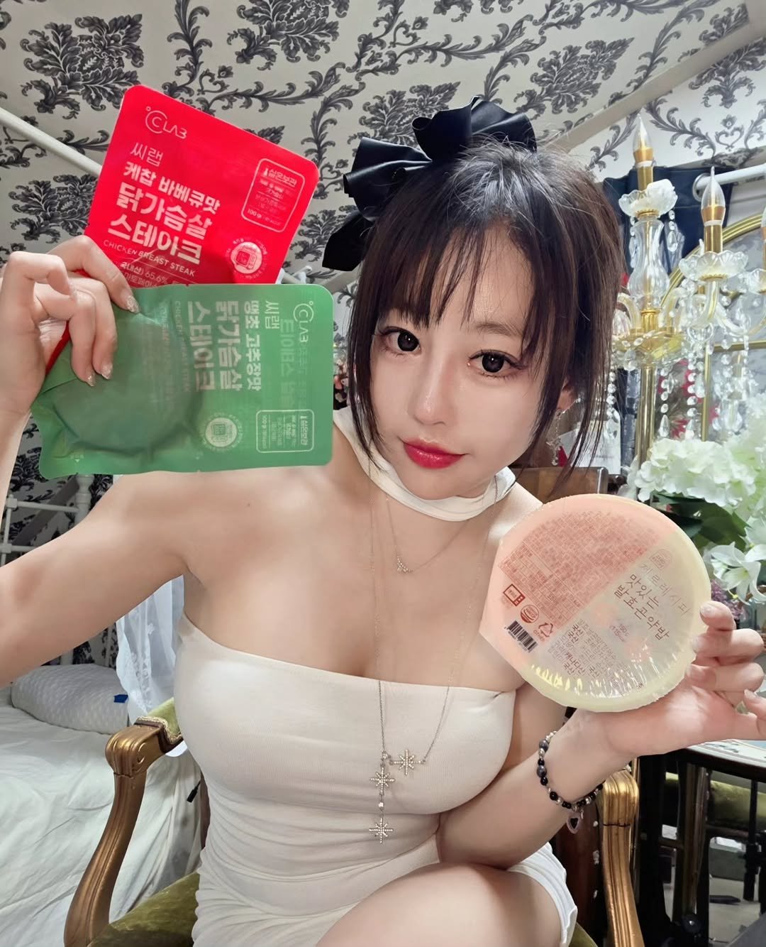 Photo by 이신비 정하얀 on July 22, 2025. May be an image of 1 person, soap, hand cream, bar soap and text that says 'Cu 씨랩 케찹 스테이크 CREN ENgREA EAST 닭가슴살 바베큐맛 TEA STEAK 스테이크 EHΟ 닭가슴살 명초 씨랩 씨랩이 CLAE 고추장맛 불고약밥 入本 holta 税じ EB 興建 adida'.