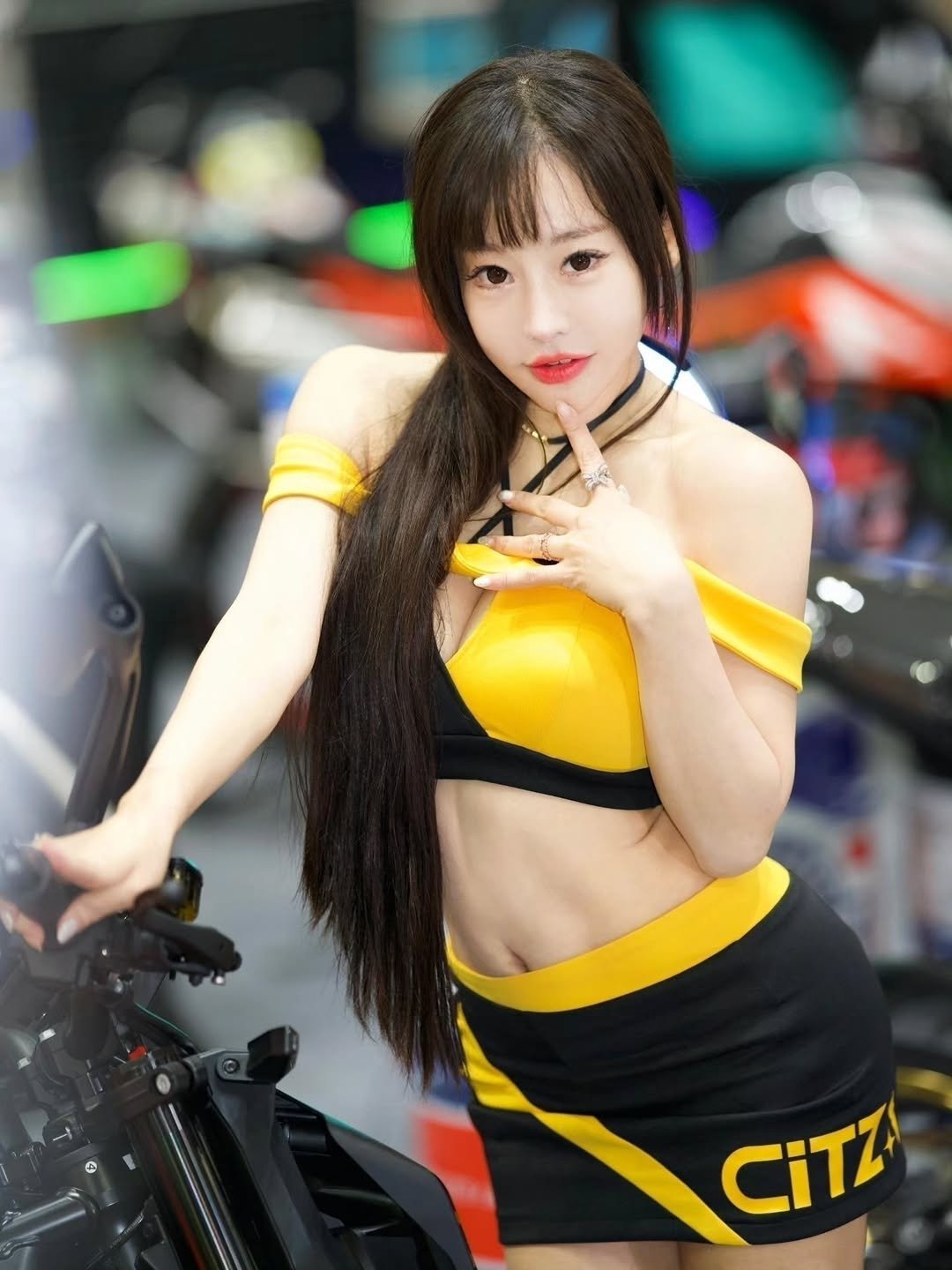 Photo by 이신비 정하얀 on March 22, 2026. May be an image of scooter, miniskirt and text that says 'CiTZA'.