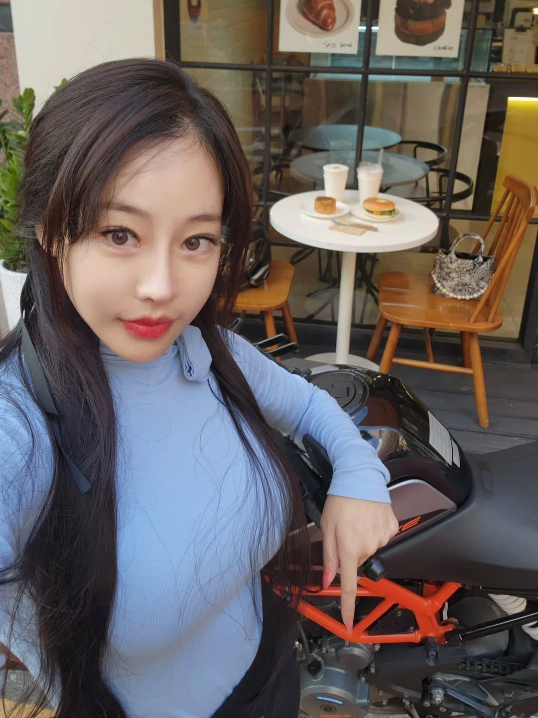 Photo by 이신비 정하얀 on October 26, 2025. May be an image of motorcycle and text.