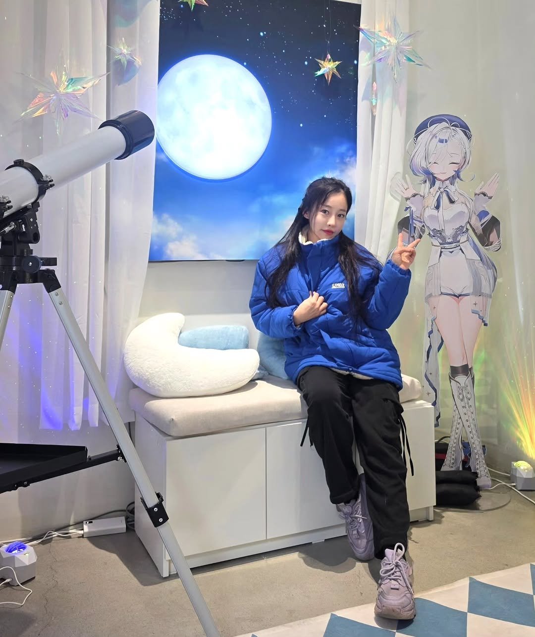 Photo shared by 이신비 정하얀 on December 03, 2025 tagging @dancing__needle, and @wingcre. May be an image of duffle coat, telescope, parka and text.