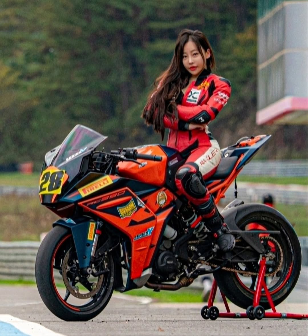 Photo shared by 바이크 여성라이더 이신비 레이싱 🏁 on October 22, 2025 tagging @pirelli.corsemoto.official, @ktm_southkorea, @timefix.official, @_custom_leather, @bikepop__official, @maxler_official, and @s_dragonnn. May be an image of racing vehicles, motorcycle, helmet, scooter and text.
