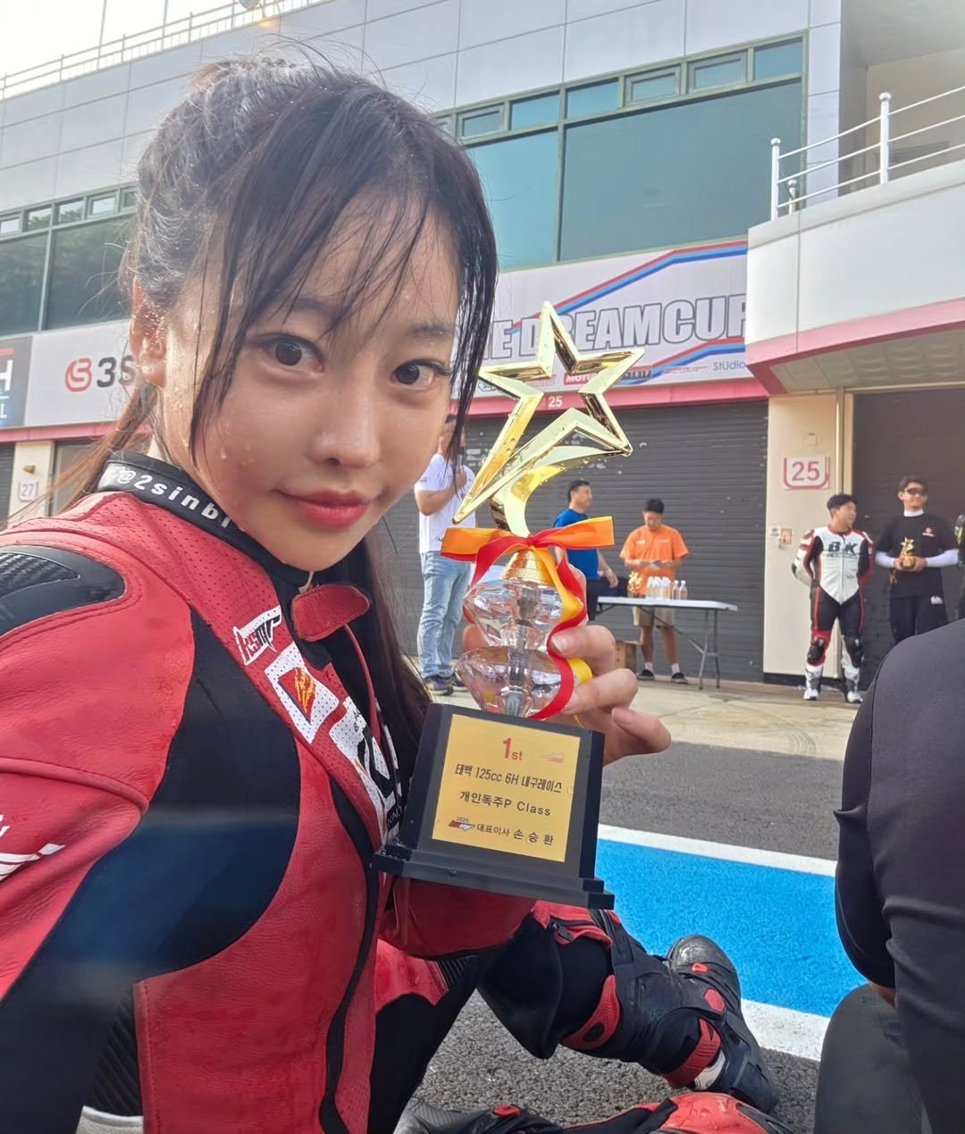 Photo shared by 바이크 타는 여성라이더 이신비 레이싱 🏁 on August 12, 2025 tagging @2sinbi, @pirelli.corsemoto.official, @y_factory_khs, @timefix.official, @xoc_academy, @_custom_leather, and @bikepop__official. May be an image of 5 people, skateboard and text.