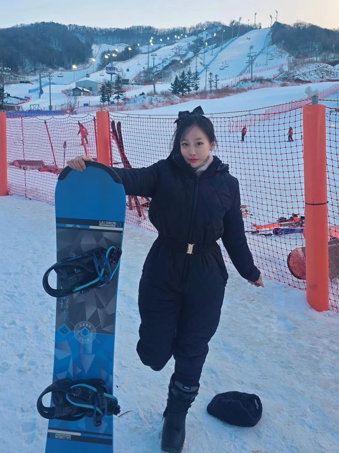 Photo by 이신비 정하얀 on February 02, 2026. May be an image of snowboarding, ski slope and text.