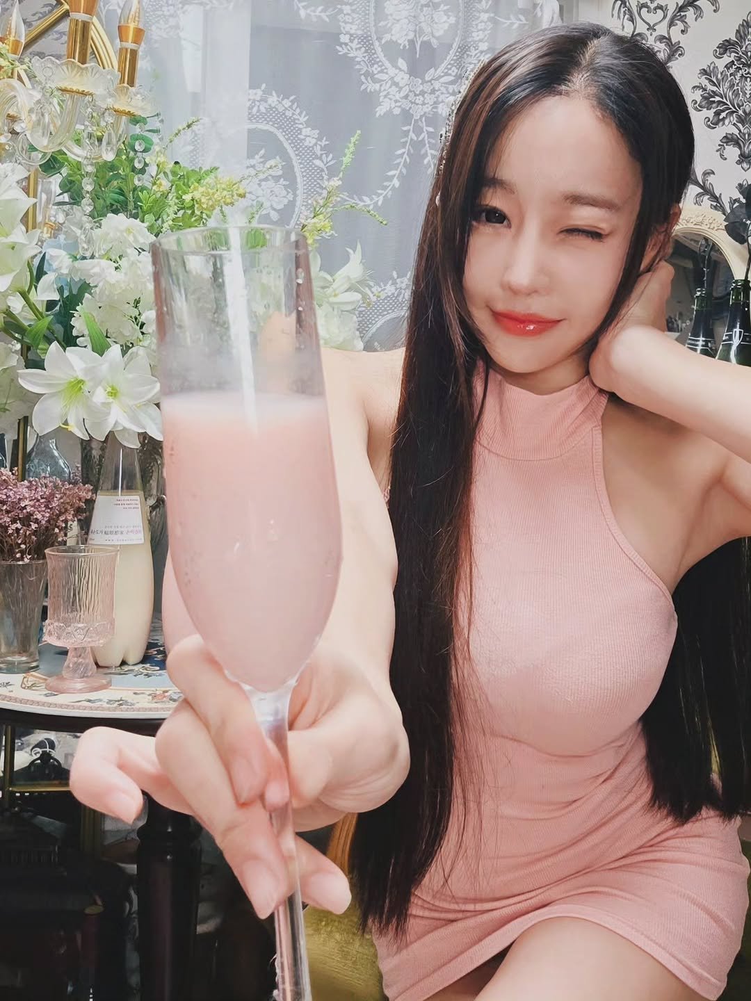 Photo shared by 이신비 정하얀 on November 06, 2025 tagging @sinbi_garden. May be an image of strawberry daiquiri, juice and text.