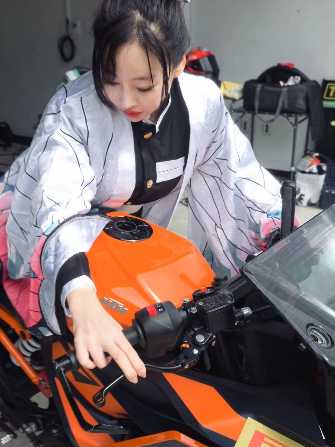 Photo shared by 바이크 여성라이더 이신비 레이싱 🏁 on October 25, 2025 tagging @2sinbi, @pirelli.corsemoto.official, @ktm_southkorea, @xoc_academy, and @ksmr_promoter. May be an image of motorcycle, helmet and text.