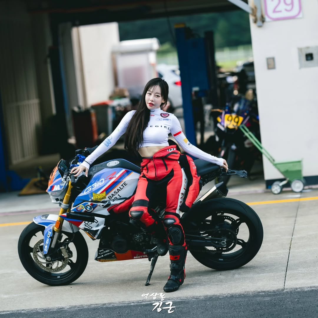 Photo shared by 바이크 타는 여성라이더 이신비 레이싱 🏁 on July 30, 2025 tagging @2sinbi, and @yjg4563. May be an image of 1 person, racing a vehicle, motorcycle, helmet, scooter and text.