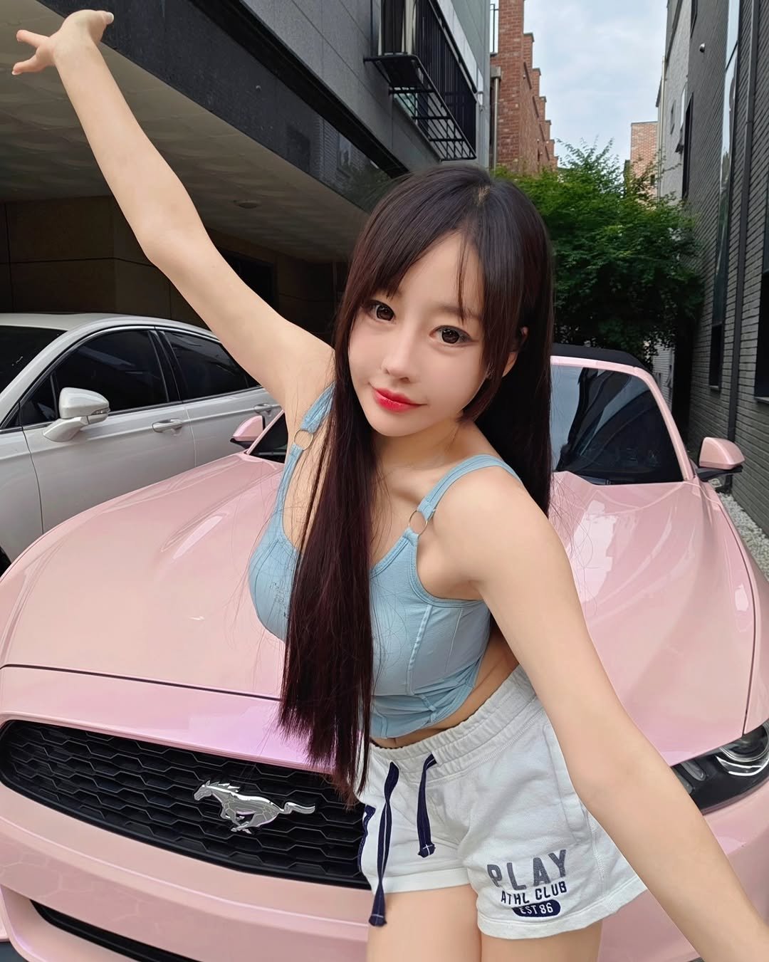 Photo by 이신비 정하얀 on October 14, 2025. May be an image of one or more people, hair, car and text that says 'PLAY CLUB ATHLGLUB EL LST86 ATHL'.