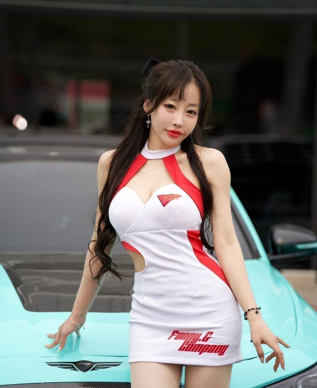 Photo by 이신비 정하얀 on February 26, 2026. May be an image of miniskirt and text.