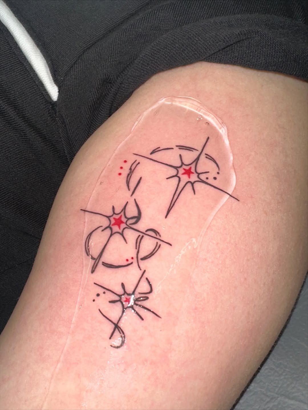 Photo by 이타투 ★ kitsch • オタク tattoo on November 25, 2025. May be an illustration of one or more people, tattoo, sparrow and text.