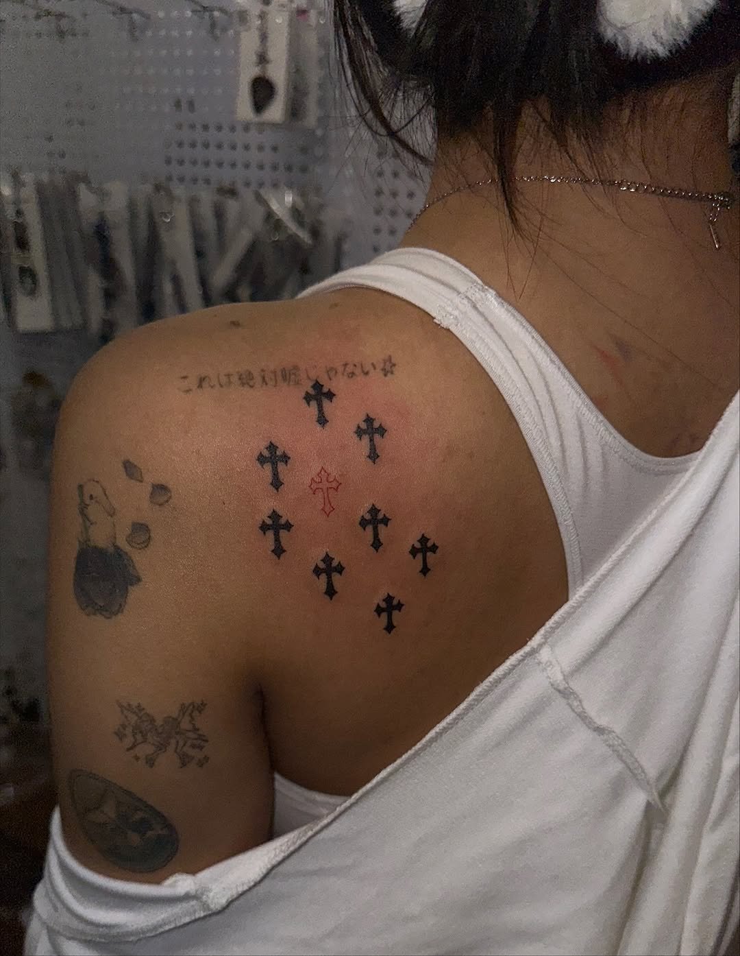 Photo by 이타투 ★ kitsch • オタク tattoo on November 20, 2025. May be an illustration of one or more people, tattoo, skull and text.