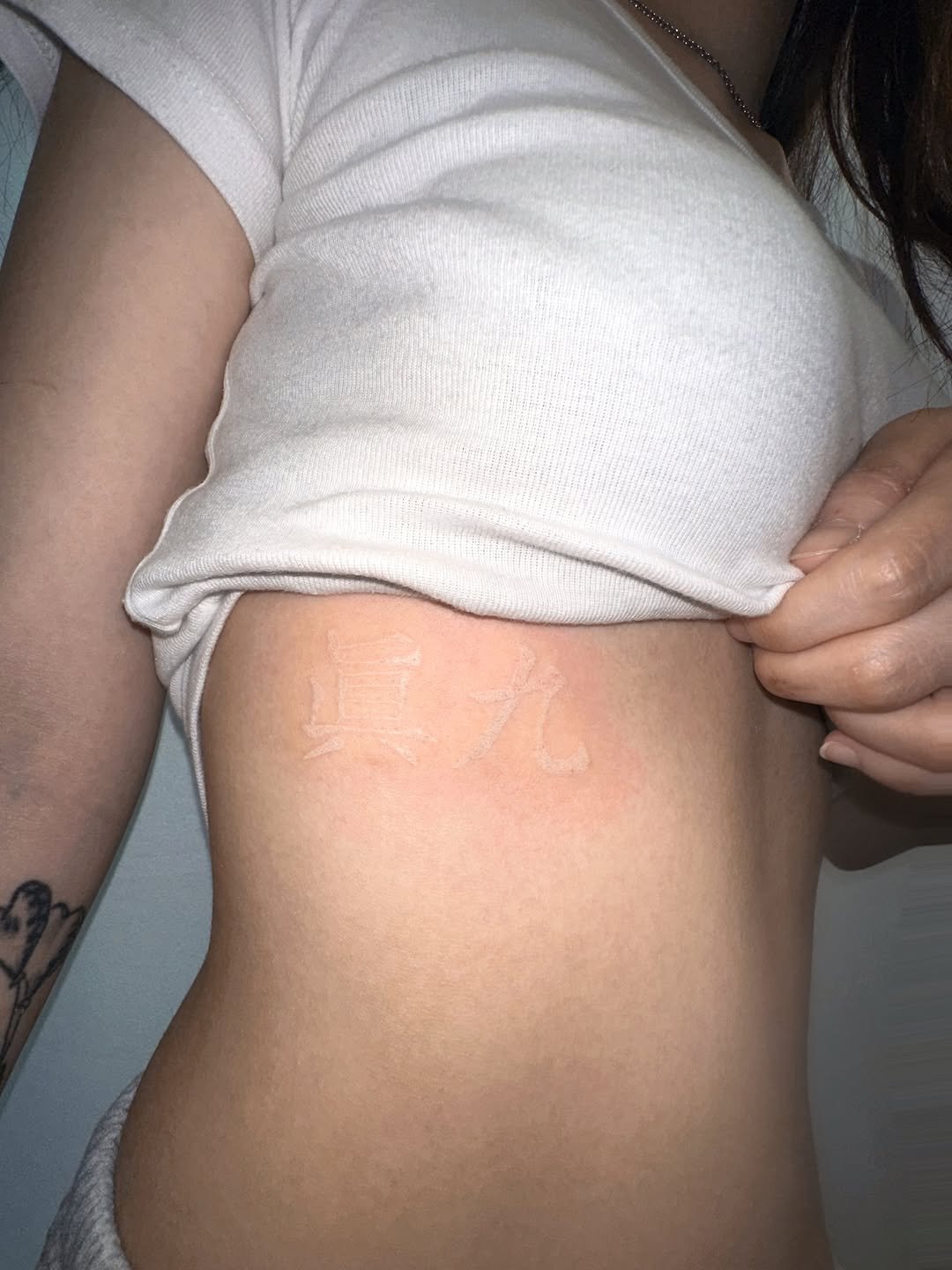 Photo by 이타투 ★ kitsch • オタク tattoo on January 15, 2026. May be an image of one or more people, tattoo, bandage and text.