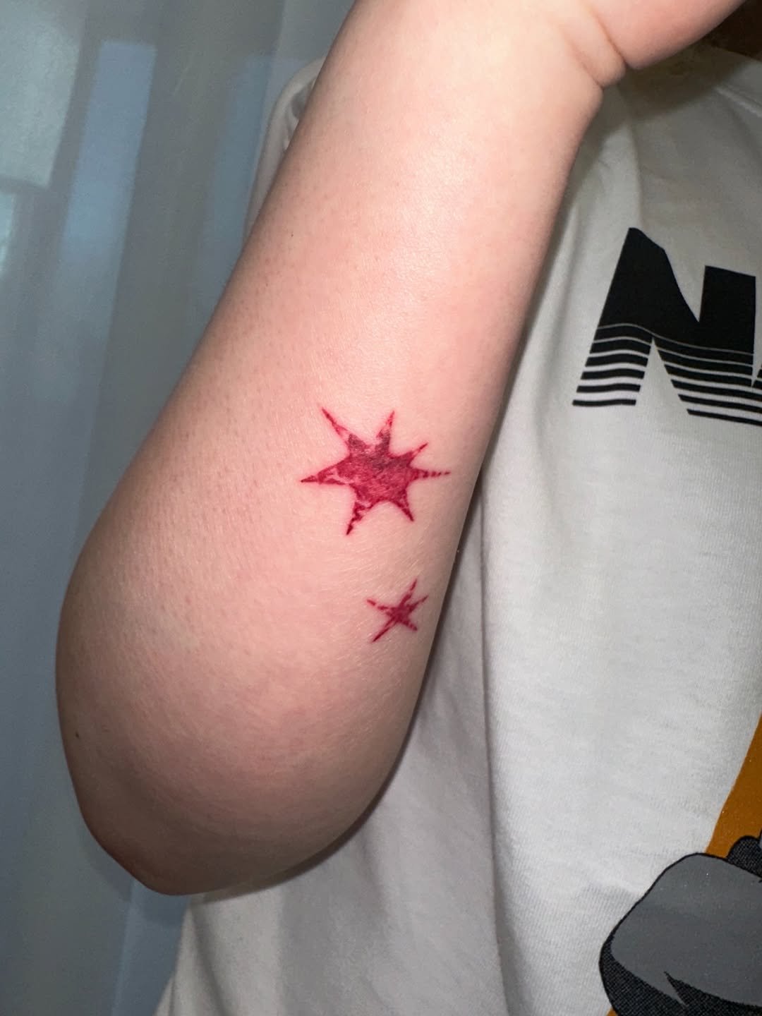 Photo by 이타투 ★ kitsch • オタク tattoo on November 27, 2025. May be an illustration of one or more people, henna, tattoo and text.