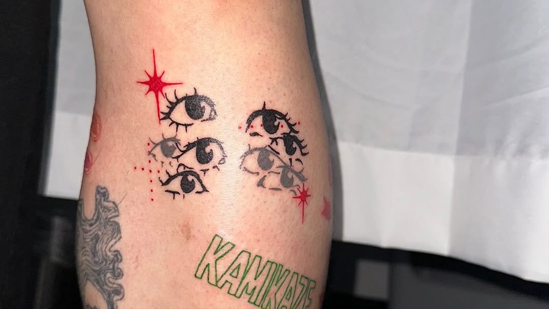 Photo by 이타투 ★ kitsch • オタク tattoo on November 22, 2025. May be an illustration of one or more people, tattoo, skull and text.