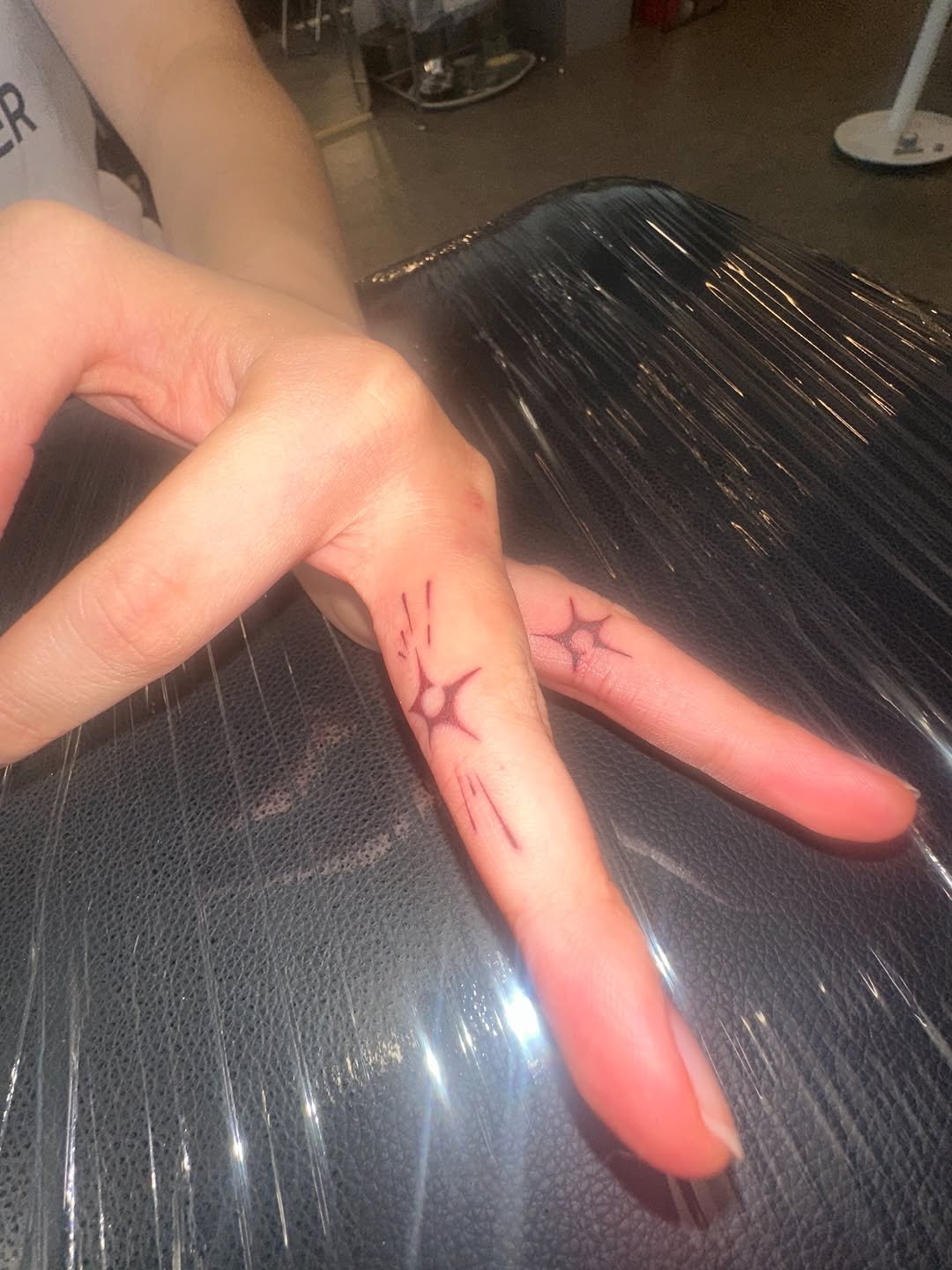 Photo by 이타투 ★ kitsch • オタク tattoo on January 12, 2026. May be an image of one or more people, henna, tattoo, sparrow and text.