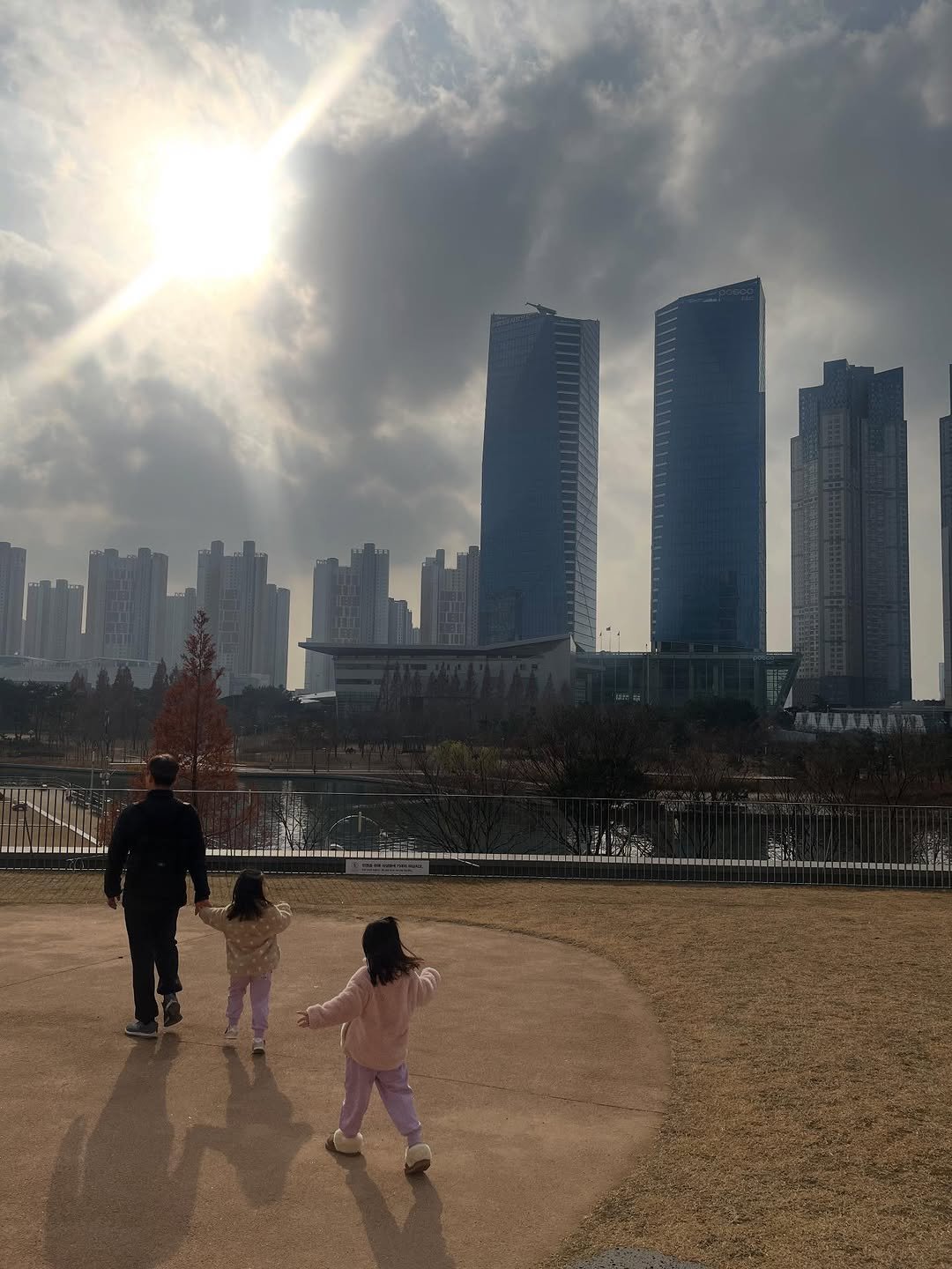 Photo by 이유 | 살림•집밥 on December 30, 2025. May be an image of child, skyscraper, park, Gyeongbokgung Palace and text.