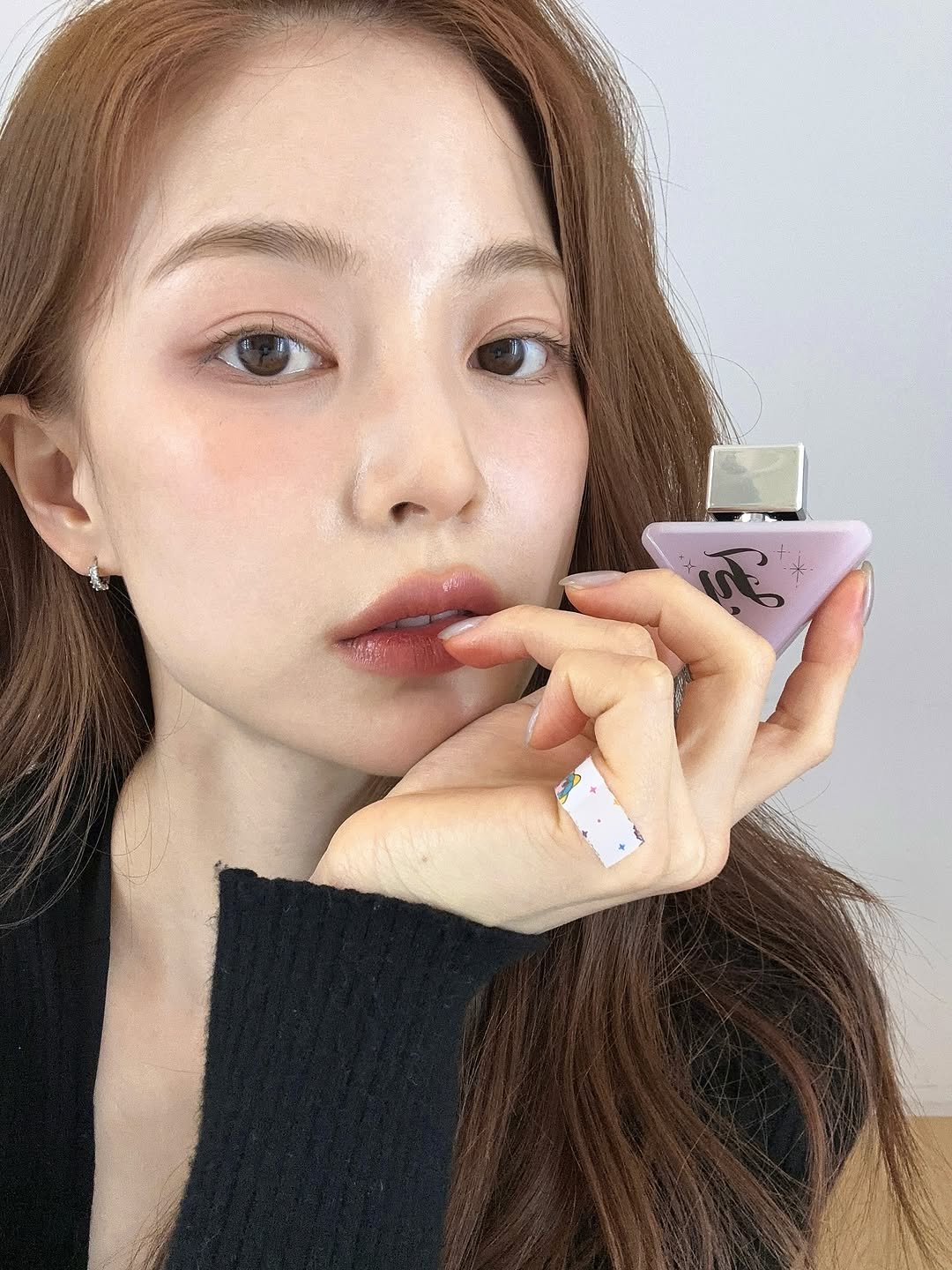 Photo by 임보라 on October 10, 2025. May be an image of one or more people, lipstick, makeup and text.