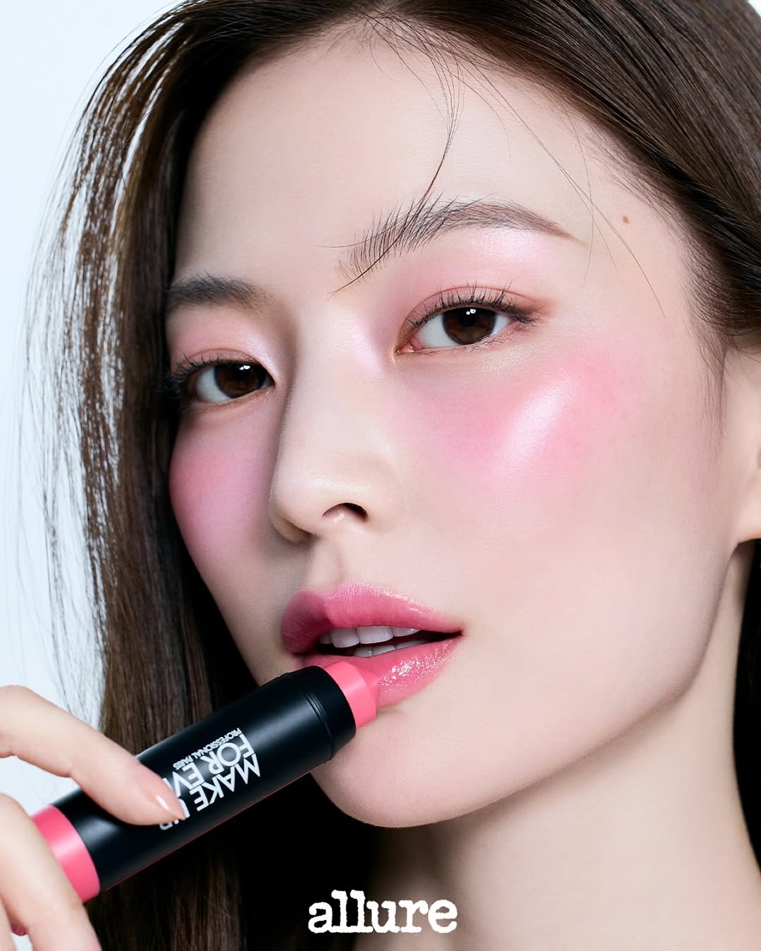 Photo shared by 임보라 on June 20, 2025 tagging @allurekorea, and @makeupforeverkorea.