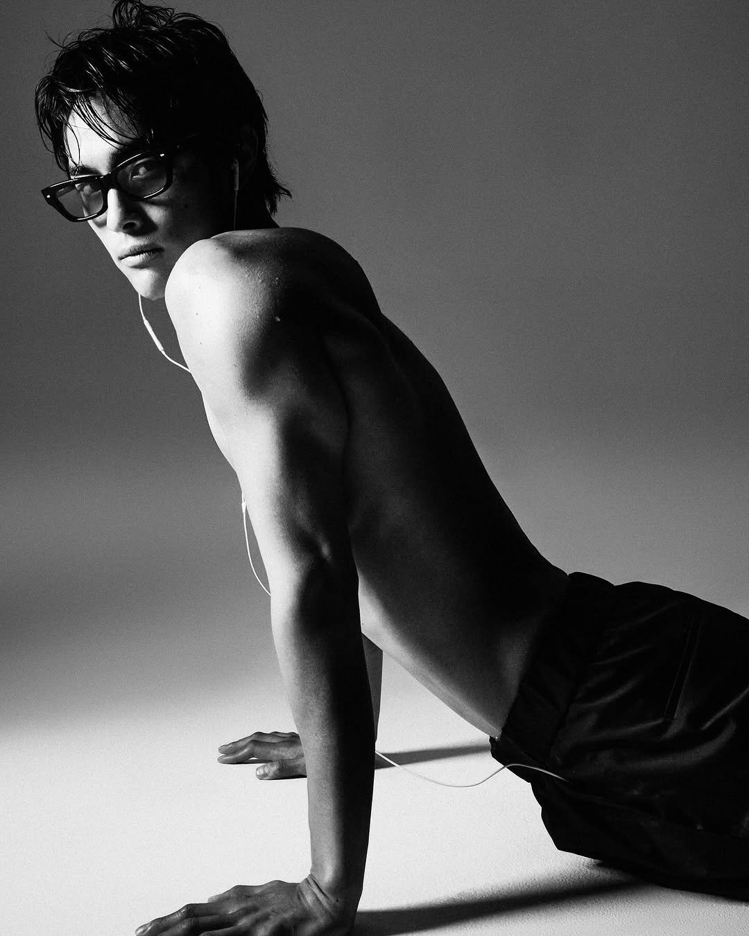 Photo shared by 홍태준 TaeJun on April 20, 2025 tagging @__paik__, @mokjungwook, @iljung_lee, @recto_official, @effector.eyewear, and @ansunghee0.