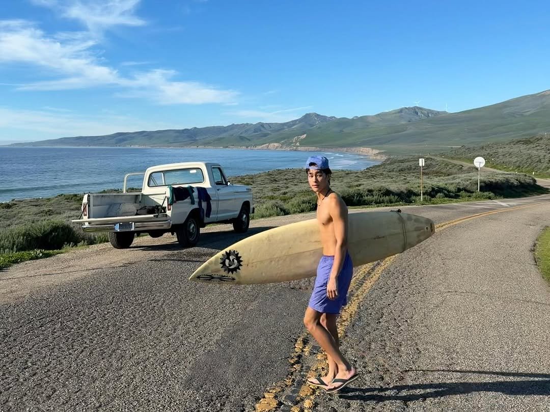 Photo by 홍태준 TaeJun on January 21, 2026. May be an image of surfboard, skateboard, wetsuit, beach, water, ocean, coast and text.
