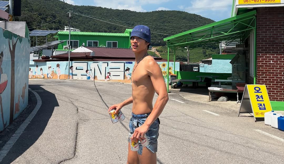 Photo by 홍태준 TaeJun on July 05, 2025. May be an image of 2 people, sweat band, glasses, bandanna, shorts and text.