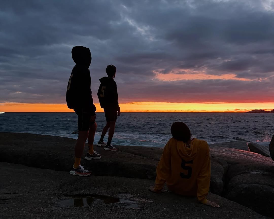 Photo shared by 홍태준 TaeJun on September 22, 2025 tagging @zyobb, @sehanism, @wheezybilly, @alcoholshwan, and @5kmman. May be an image of twilight, horizon, water and text.