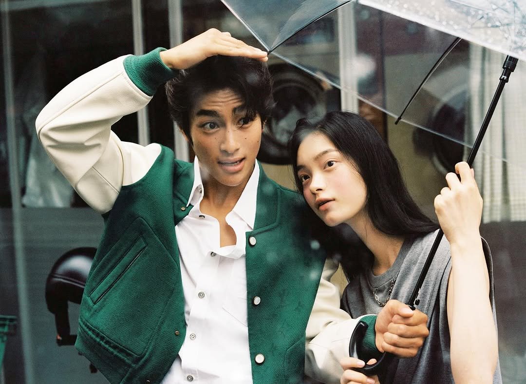 Photo shared by 홍태준 TaeJun on August 24, 2025 tagging @mag.jkim, @goo_nine, @viviene_bae, @___s_yeon, @allurekorea, and @chenzhi1225. May be an image of 1 person, makeup, duffle coat, overcoat, top, umbrella, manhole, raincoat and text.