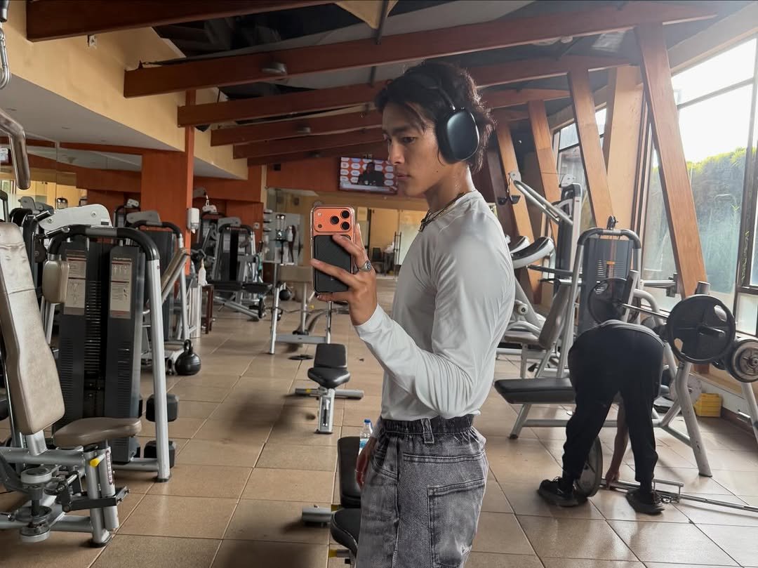 Photo by 홍태준 TaeJun on January 14, 2026. May be a selfie of one or more people, biceps, people bodybuilding, dumbbell, treadmill, sweatpants and text.