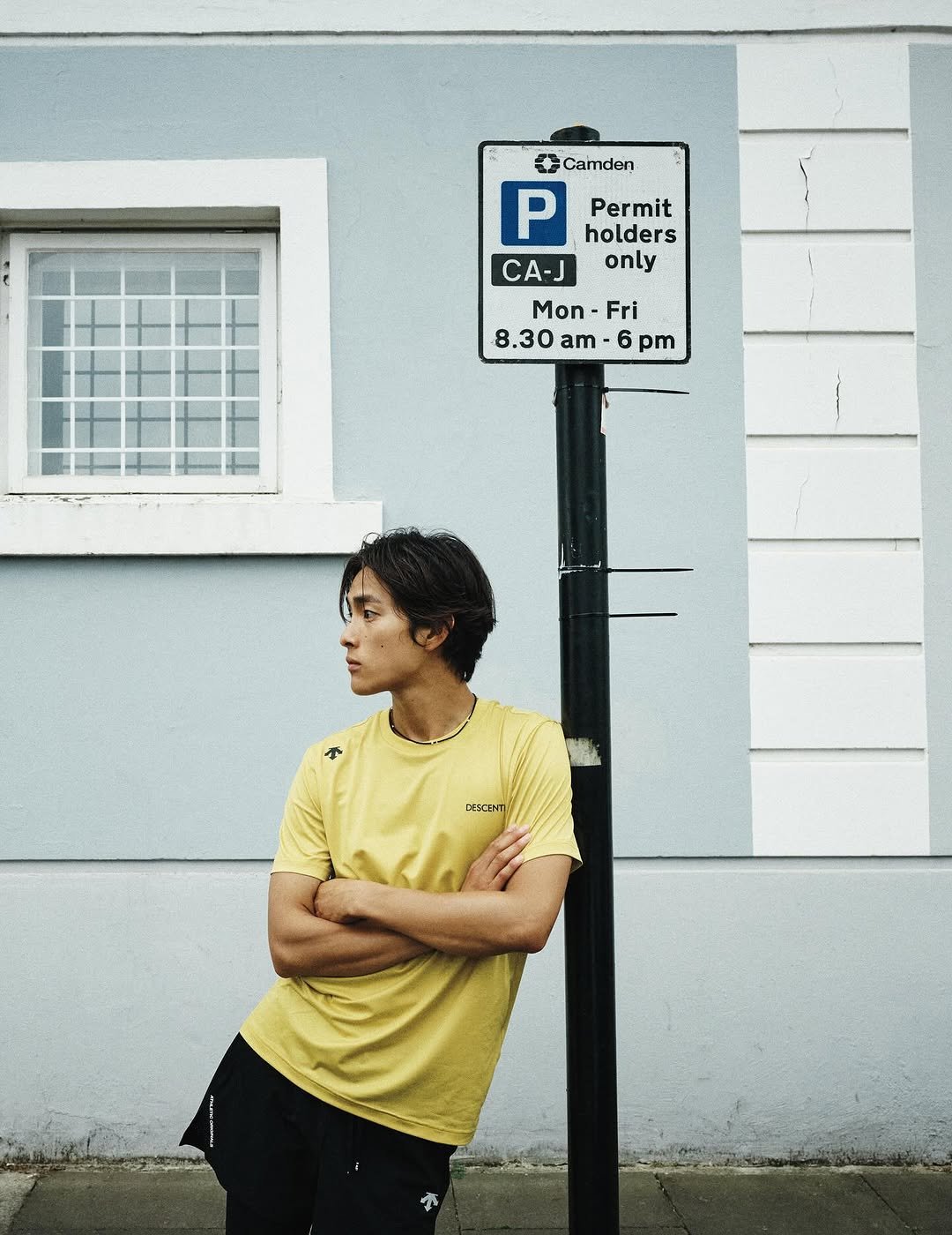 Photo shared by 홍태준 TaeJun on August 29, 2025 tagging @descente_kr, and @descenterunning. May be an image of one or more people, street, telephone pole and text that says 'Camden Camden P holders Permit CA-J only Mon-Fri Mon Fri 8.30am-6pm 6 pm 8.30 am EC4T'.