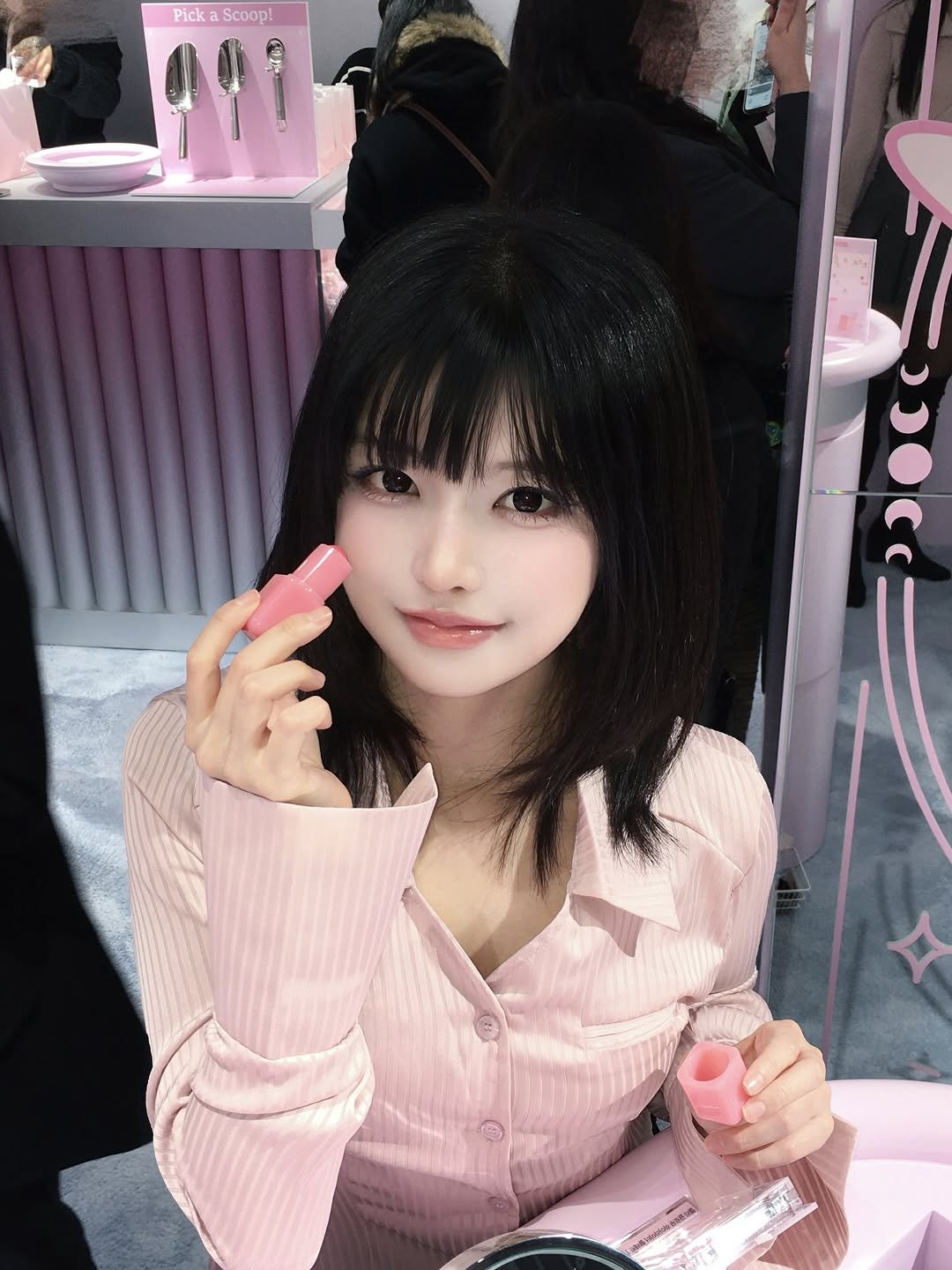 Photo shared by 강비 on November 27, 2025 tagging @2an_official. May be an image of one or more people, lipstick, makeup, hair and text that says 'PickaScoop! Pick Scoop 年'.
