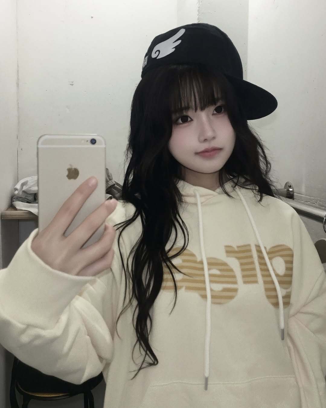 Photo shared by 강비 on October 29, 2025 tagging @graver_kr. May be a selfie of one or more people, hair, hat, phone, sweatshirt, parka, top and text.