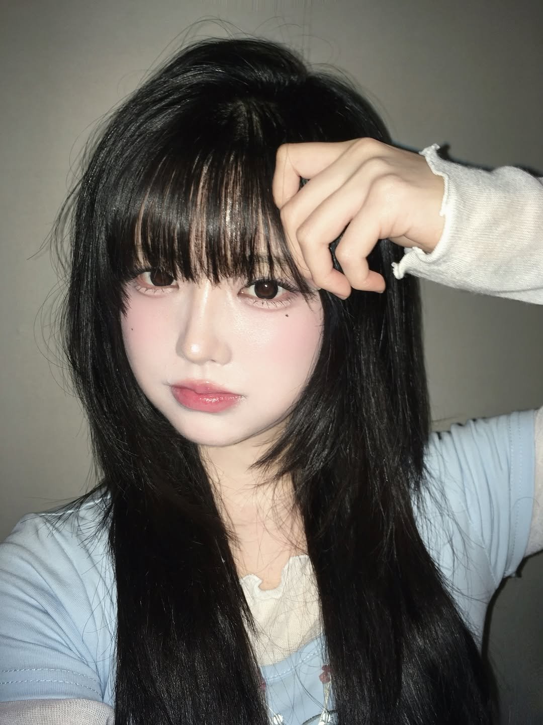 Photo by 강비 on February 28, 2026. May be a selfie of one or more people, bangs, makeup and text.