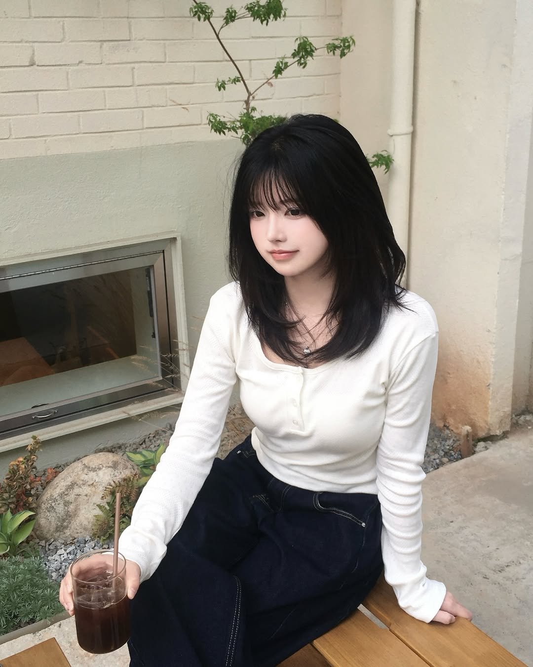 Photo by 강비 on April 17, 2026. May be an image of one or more people, hair, top, cornflower, outdoors and text.