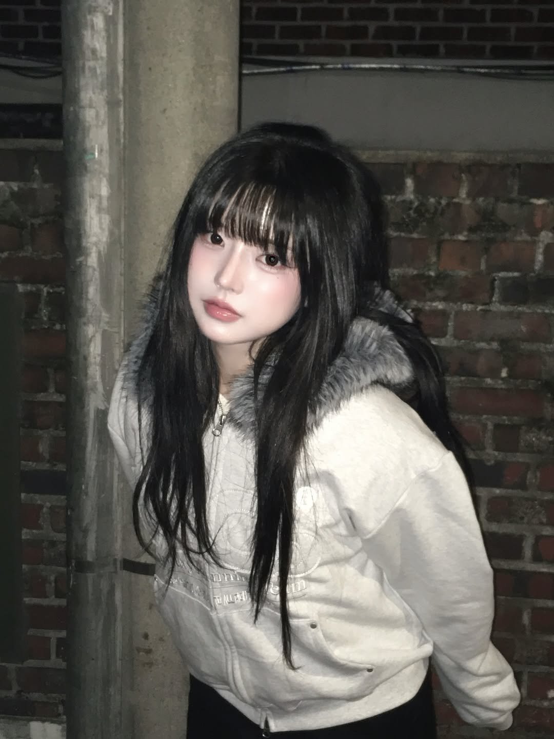 Photo by 강비 on December 30, 2025. May be an image of one or more people, hair, duffle coat, parka, jacket and text.