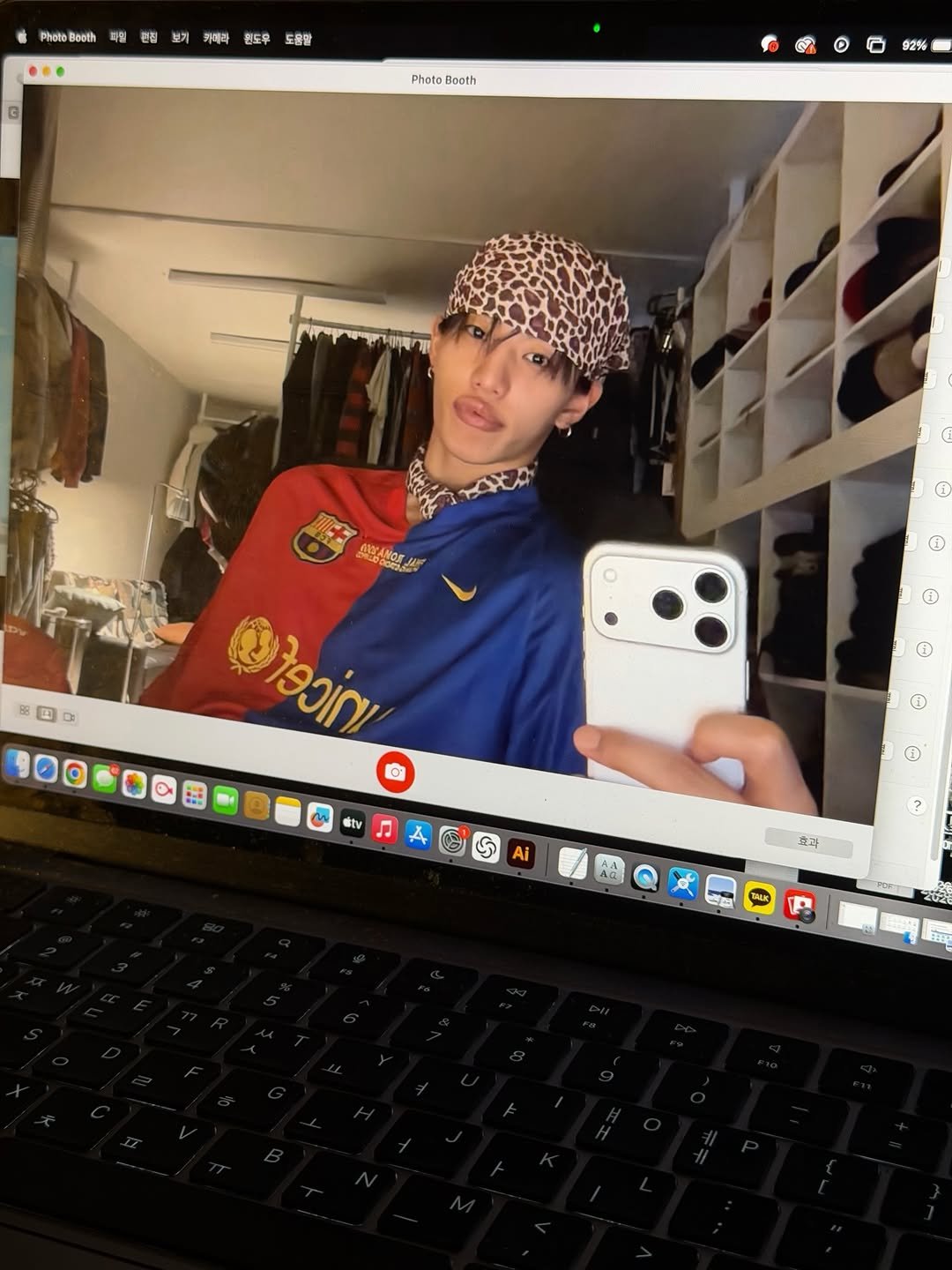 Photo shared by 조우진 on February 16, 2026 tagging @tomvid_official. May be a selfie of ‎phone, screen, headscarf, bandanna, tablet and ‎text that says '‎Photb Booth 마일 관집 기 카메라 원도후 도움달 Photo Booth ल 92% すし A ATANOE 우는생 DI ® ാിവ ® stv A ى Ai Aa 효과 امی M5A TALK‎'‎‎.