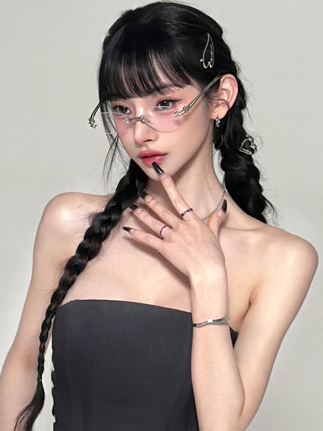 Photo shared by 권은지 on February 12, 2026 tagging @circusbear_z, @heoming_jisu, @pm0617_jewelry, @hykk_seoul, and @heoming_sy. May be an image of one or more people, braids, makeup, eyeglasses, jewelry and text.