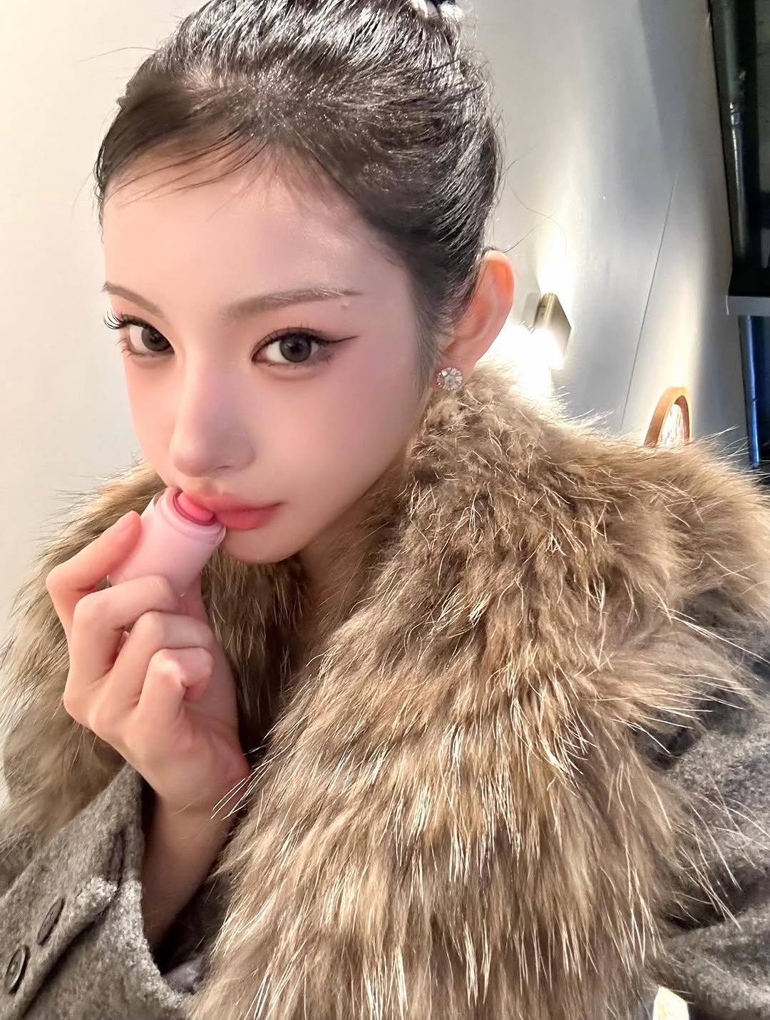 Photo shared by 권은지 on December 02, 2025 tagging @banilaco_b.bybanila. May be an image of one or more people, braids, goosedown coat and sable coat.