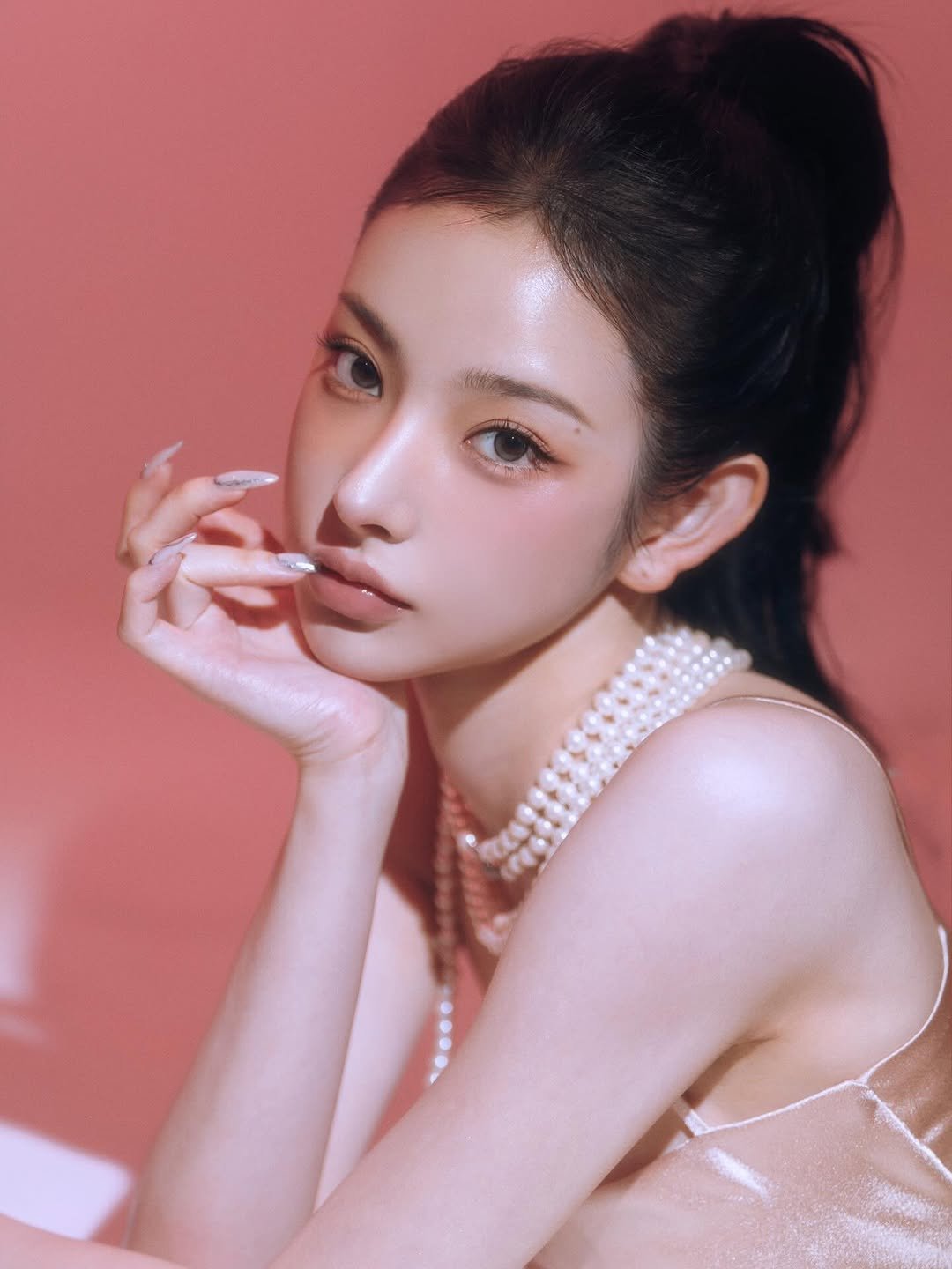 Photo shared by 권은지 on August 26, 2025 tagging @ziwon_makeup, and @save__hannah. May be an image of 1 person, hair, makeup and text.