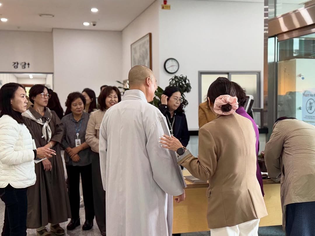 Photo by 경산 삼성현역사문화관 三聖賢歷史文化館 on November 05, 2025. May be an image of one or more people, people standing and text.