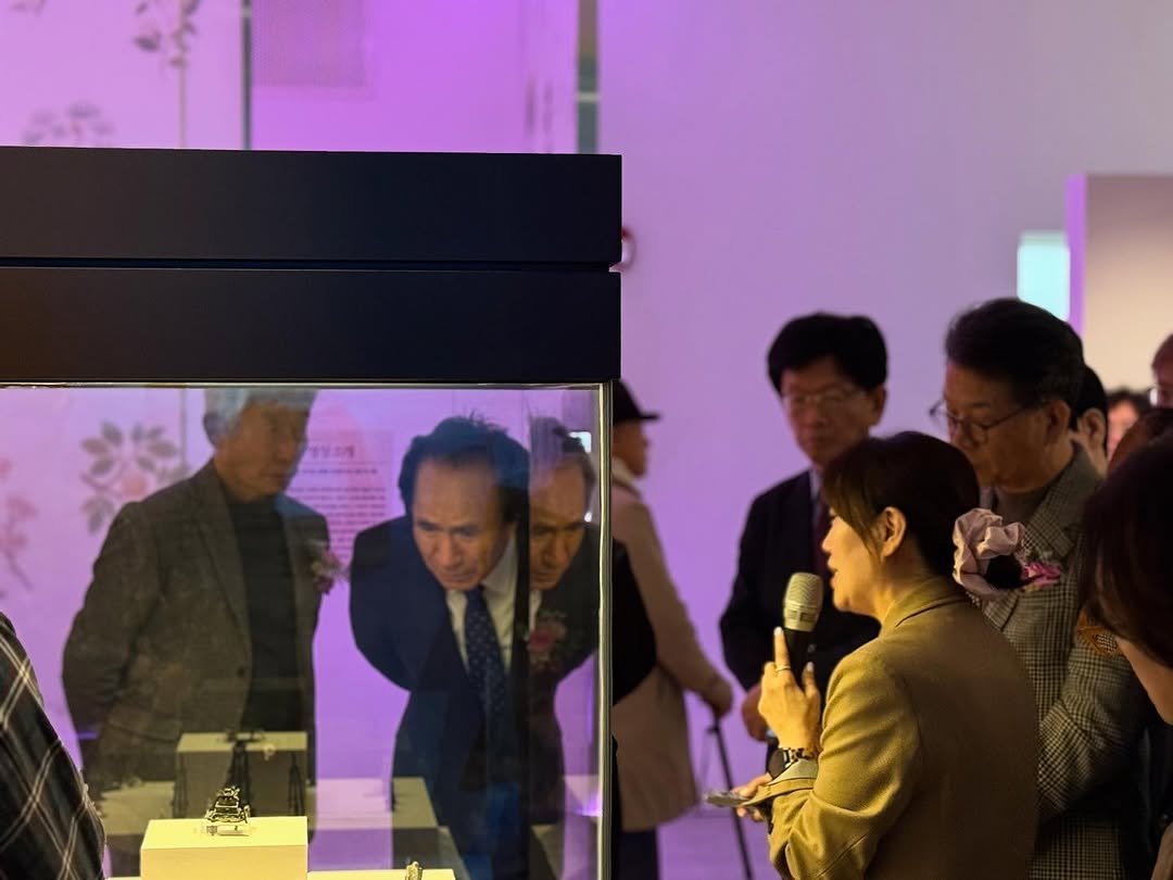 Photo by 경산 삼성현역사문화관 三聖賢歷史文化館 on November 06, 2025. May be an image of one or more people, people standing and text.