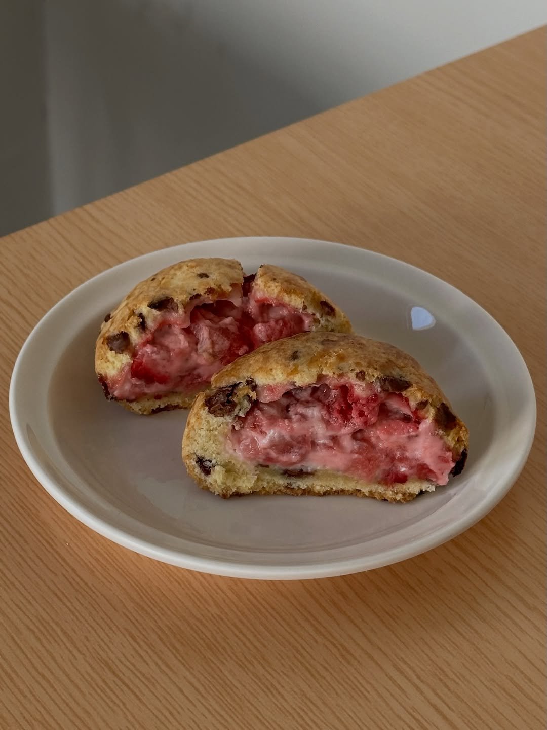 Photo by 트리플스위츠 | 1인 카페 사장님을 위한 프리미엄 베이킹클래스 ✨ on February 14, 2026. May be an image of toast, tart, strawberry, scone and text.