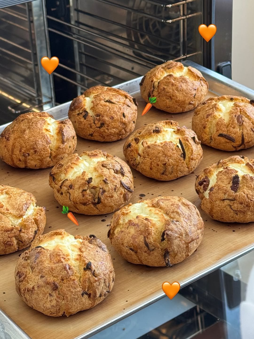 Photo by 트리플스위츠 | 프리미엄 베이킹클래스 on September 21, 2025. May be an image of rye bread, baked goods, raisin, scone and text.