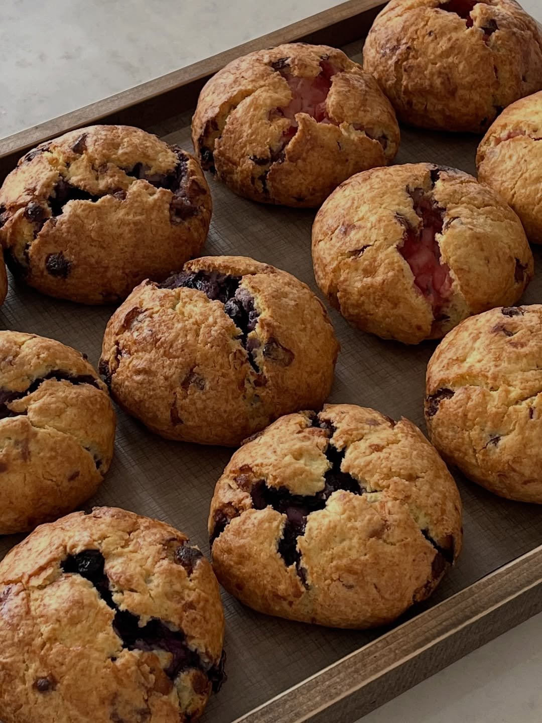 Photo by 트리플스위츠 | 프리미엄 베이킹클래스 on September 14, 2025. May be an image of cake, cookies, gingerbread cookie, baked goods, raisin, blueberries, muffin, scone and text.